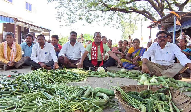 Kagaznagar roadside vendors dump vegetables on road to protest alleged harassment